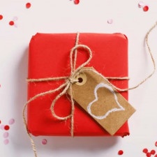 Papier und Verzierungen für Geschenke zum Valentinstag