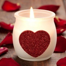 Valentinstagskerzen und Kerzenhalter