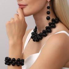 Halsketten, Ohrringe und Armbänder