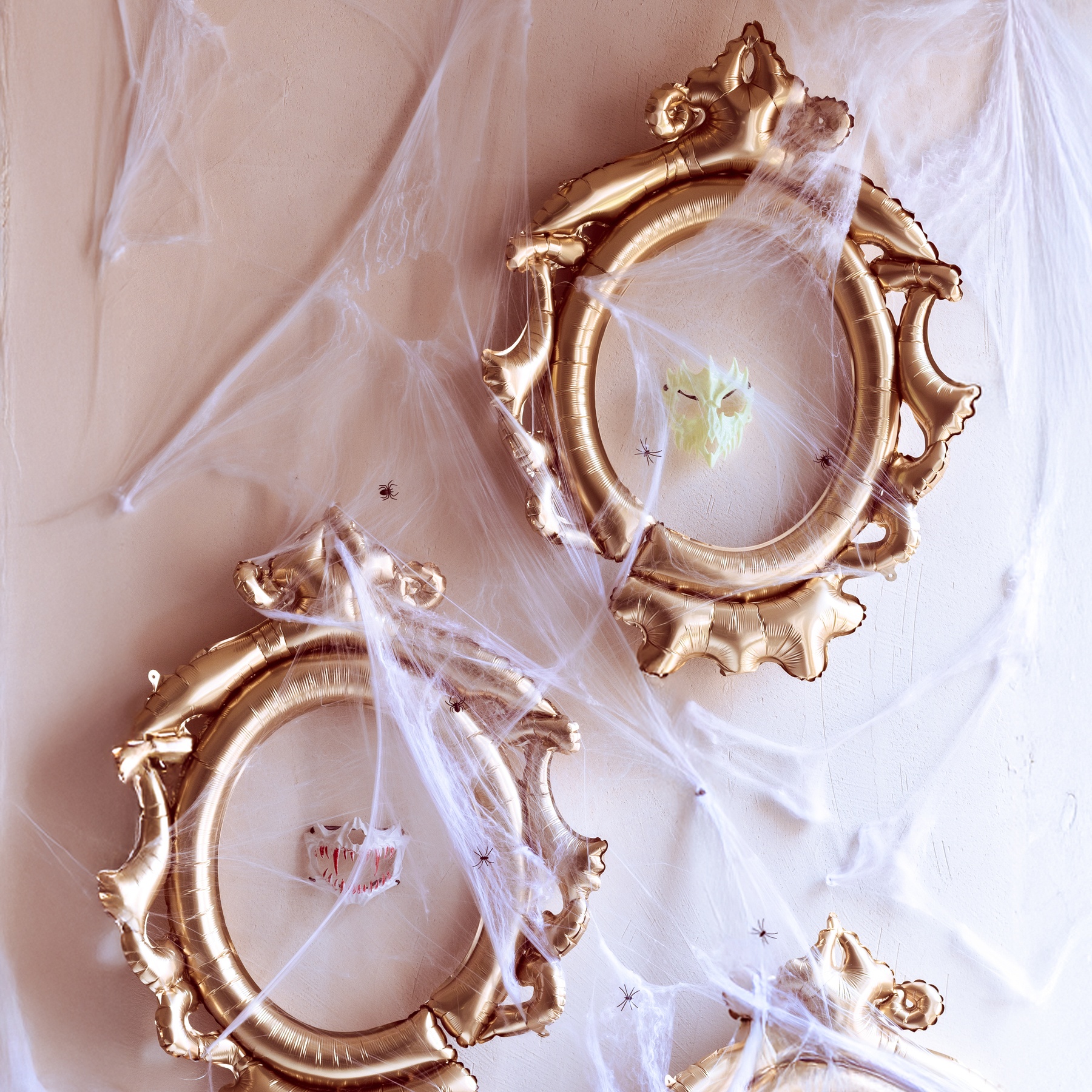 Weißes Spinnennetz von 200 g mit zwei schwarzen Spinnen - 2