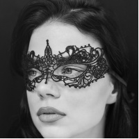 Schwarze Spitzenmaske