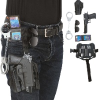 Polizeiholster mit Pistole, Sonnenbrille, Abzeichen und Handschellen
