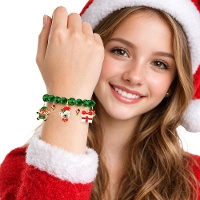 Grünes Armband mit Weihnachtscharms