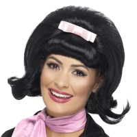 Perücke mit Volumen und rosa Schleife