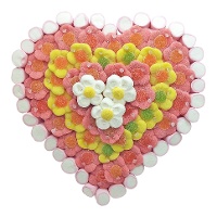 Herztorte aus Süßigkeiten mit Blumen, 600 g