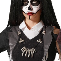 Halskette aus Totenköpfen und Zähnen