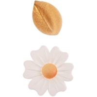 Weiße Blumenwaffeln und goldene Blätter