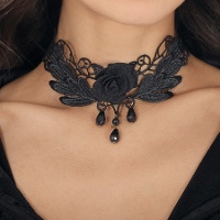 Bestickter Choker mit schwarzer Rose