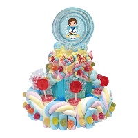 Erstkommunion Süßigkeitenkuchen mit einer Jungenfigur auf Rollschuhen, 772 g