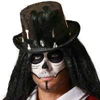 Zaubererhut mit Knochen und Federn