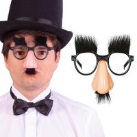 Brille mit großer Nase und buschigen Augenbrauen