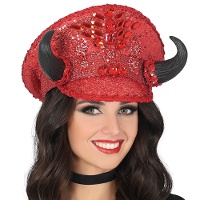 Rote Polizeimütze mit Pailletten, Strasssteinen und Hörnern