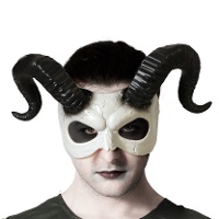 Maske mit schwarzen Hörnern