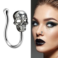 Metallischer Totenkopf-Piercing