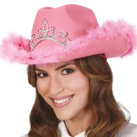Rosafarbener Cowgirl-Hut mit Federn und einer silbernen Krone.