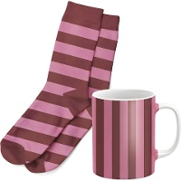 Geschenkset - Tasse und gestreifte Socken in Bordeaux