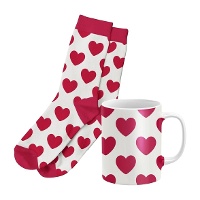 Geschenkset: weiße Tasse und Socken mit roten Herzen