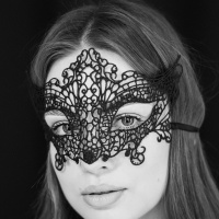 Schwarze Spitzenmaske mit durchbrochenen Formen