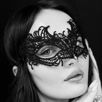 Schwarze durchbrochene Spitzenmaske